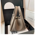 Detalle de bolso tipo cubo en cuero taupe con asa superior y marca ZBAG en caja de regalo - Gris