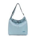 Dettaglio della borsa a tracolla celeste con chiusura a coulisse e tessuto nylon operato - Blu Nebbia