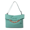 Détail d'un sac en nylon vert menthe avec poignée ovale et corde décorative tricolore - Vert azur