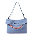 Détail du sac en toile bleu clair avec corde tressée tricolore et bandoulière réglable - Bleu iris