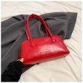 Detailansicht der roten glänzenden Ledertextur und des SHIYUBAG-Logos auf der Tasche - Rot