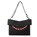 Détail du sac de voyage en toile noire avec cordelette bicolore et crochet métal - Noir d'encre