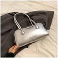 Detail der silbernen Metallic Boston Tasche mit strukturierter Oberfläche und Prägung - Silber
