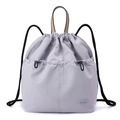 Detail des lavendelfarbenen Kordelzug-Rucksacks mit Nylon-Textur und Colorful Fox Logo - Lavendel