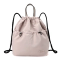 Detail eines hellrosa Kordelzug-Rucksacks mit zwei Fronttaschen und Logo-Applikation - Pfirsichrosa
