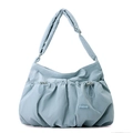 Dettaglio della borsa a tracolla in nylon plissettato azzurro con coulisse regolabile - Blu Nebbia