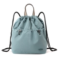 Detail des blauen Nylon-Rucksacks mit Kordelzug, Tragegriff und Markenlogo - Dunstblau