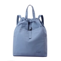 Detailansicht des Kordelzugs und der Metallschnalle am blauen Nylon-Rucksack - Irisblau