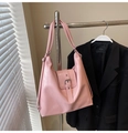 Détail d'un sac hobo rose brillant avec une grande capacité et des boucles en métal - Rose (Sans Charme)