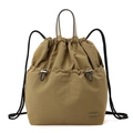 Detail eines olivgrünen Nylon-Kordelzug-Rucksacks mit Markenlogo und Fronttasche - Erdgelb