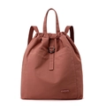 Detail eines ziegelroten Nylon-Rucksacks mit Kordelzug und wasserfester Textur - Beerenrot