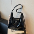 Bolso tote minimalista de charol negro con hebilla elegante y colgante de borlas - Negro (Con Colgante)