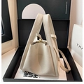 Elegante bolso tipo cubo blanco crema con textura de cuero granulado y detalles dorados - Blanco