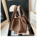Bolso cubo de cuero litchi marrón con herrajes dorados y asa de mano de UZBAG - Marrón