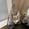 Bolso hobo plateado metalizado con hebillas decorativas y colgante de tenis bajo luz suave - Plata (Con Colgante)