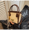 Sac seau chic crème avec poignées marron et décoration de charme tissé - Avec Pendentif / Blanc Cassé