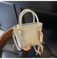 Sac seau élégant en gris clair mat avec doubles anses et logo en métal doré brillant - Avec Pendentif / Gris