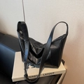 Borsa a tracolla nera a mezzaluna in pelle liscia con ampia tracolla regolabile - Nero