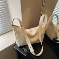 Borsa hobo beige crema con rivetti argentati e tracolla regolabile di tendenza - Bianco Sporco