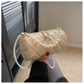 Bolso cilíndrico acolchado beige con asa de perlas y correa al hombro de estilo elegante - Correa de Hombro Larga de Perlas / Blanco