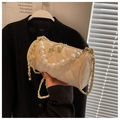 Bolso cilíndrico acolchado blanco crema con asa de perlas y detalle de estrella - Correa de Hombro Larga de Cadena / Blanco