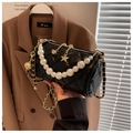 Bolso cilíndrico acolchado negro con asa de perlas y colgantes de estrella para mujer - Correa de Hombro Larga de Cadena / Negro