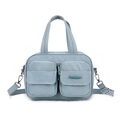 Detalle de bolso de nylon gris azulado con bolsillos dobles de cremallera y herrajes - Azul Niebla