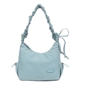 Détail d'un sac en nylon bleu clair avec poignée nuage plissée et cordon à nœud sur le côté - Bleu Brume