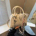Bolso bowling de cuero crema con lazo de encaje y correa desmontable sujeto a mano - Beige Con Amuleto