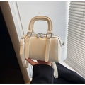 Bolso mini Boston en charol crema con cremalleras plateadas y diseño de mano - Blanco Roto