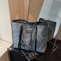 Borsa tote in denim grigio blu con trama acid wash e catena in metallo argento - Blu