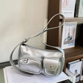 Borsa a spalla argento metallizzato Y2K con tasche frontali e tracolla regolabile - Argento