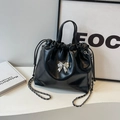 Bolso tipo cubo negro a la moda con cordón, lazo plateado y correa de cadena - Negro