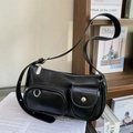 Borsa a spalla nera stile Y2K in ecopelle con fibbie argentate e tasche esterne - Nero