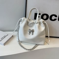 Elegante bolso de mano blanco con cordón, lazo de metal plateado y cadena - Blanco Roto