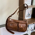 Borsa a spalla marrone vintage in pelle opaca con tasche funzionali e dettagli - Marrone