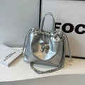Bolso plateado con cordón ajustable, detalle de lazo y correa de cadena - Plateado