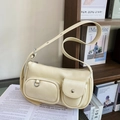 Borsa quadrata in pelle crema con tasche cargo vintage e dettagli argentati - Bianco Sporco