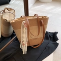 Stroh-Tragetasche mit braunen Ledergriffen und floralem Spitzen-Halstuch - Khaki