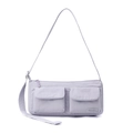 Dettaglio della borsa a tracolla in nylon viola chiaro con doppie tasche frontali - Lavanda