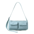 Dettaglio della borsa a tracolla in nylon impermeabile con doppie tasche frontali - Blu Nebbia