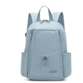 Detail eines hellblau-grauen Nylon-Rucksacks mit mehreren Reißverschlusstaschen und Kordelzug - Dunstblau