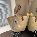 Borsa tote in paglia con manici in pelle marrone e foulard decorativo in seta beige - Bianco Sporco