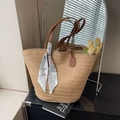 Borsa tote in paglia intrecciata naturale con manici in pelle marrone e foulard blu - Cachi