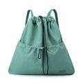 Detailopname van de saliegroene nylon rugzak met trekkoord en voorzakken - Groenblauw