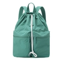 Dettaglio macro dello zaino in nylon verde menta con coulisse e tasche con cerniera - Verde Azzurro