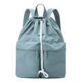 Dettaglio dello zaino in nylon blu Morandi con chiusura a coulisse e tasche con cerniera - Blu Nebbia