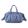 Detail der gerafften Lavendel-Nylontasche mit Markenlogo und feiner Stofftextur - Irisblau