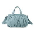 Dettaglio ravvicinato della trama in nylon blu plissettato e logo sulla borsa cloud - Blu Nebbia