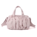 Dettaglio borsa nuvola in nylon rosa chiaro plissettato con logo in silicone e texture - Rosa Pesca